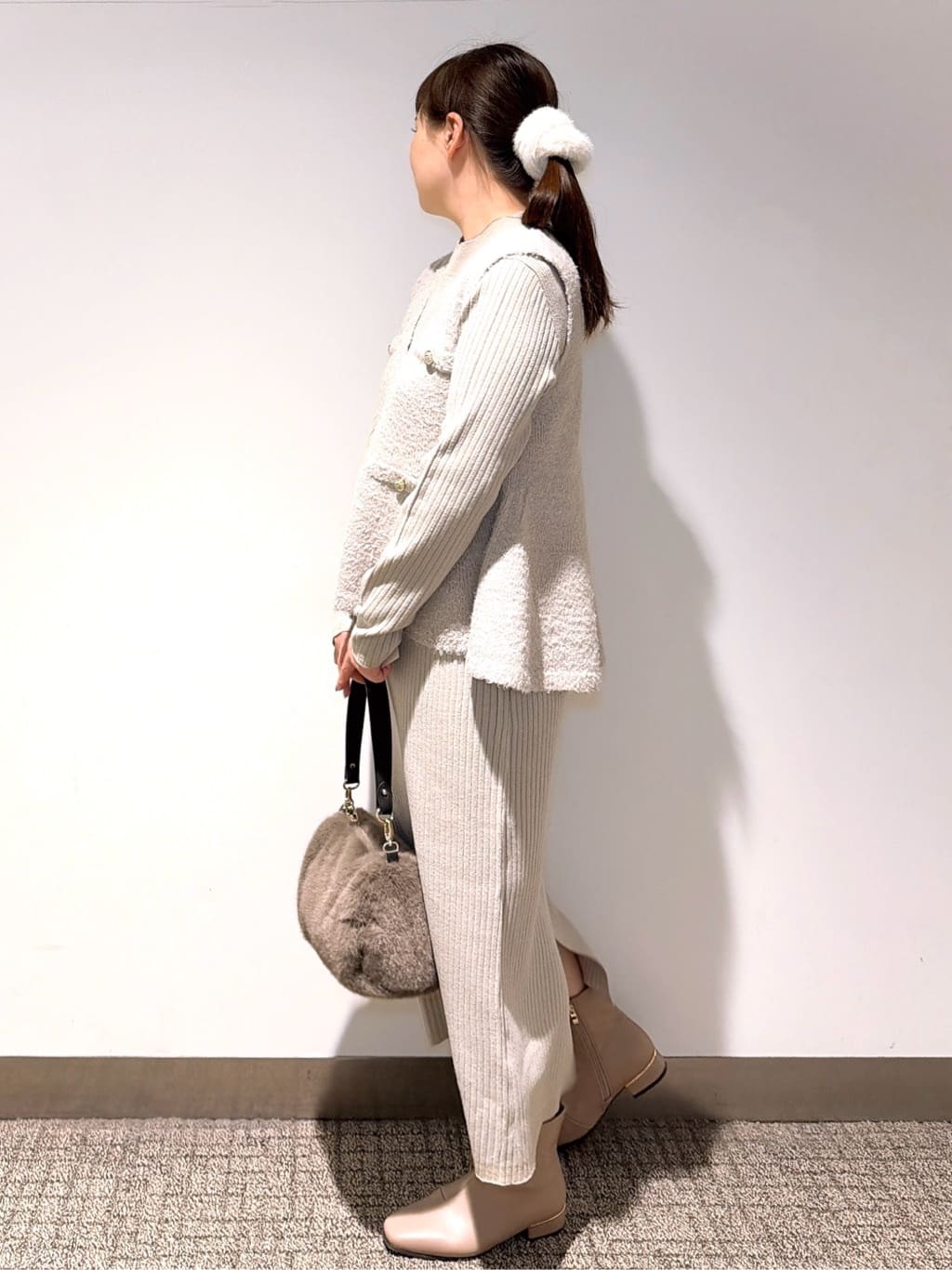 みーさんの「grove｜【2点SET/体型カバー】一枚で決まる、ペプラムベスト&times;ニットワンピース」を使ったコーディネート