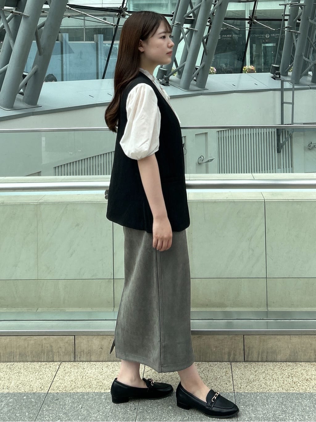 sayaさんの「OPAQUE.CLIP｜リネンライクVネックジレ【洗濯機洗い可】」を使ったコーディネート