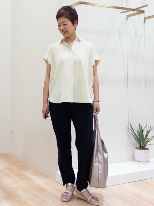 シュウコさんの「grove｜キレイも動きやすさも　美脚見えハイパーストレッチパンツ」を使ったコーディネート