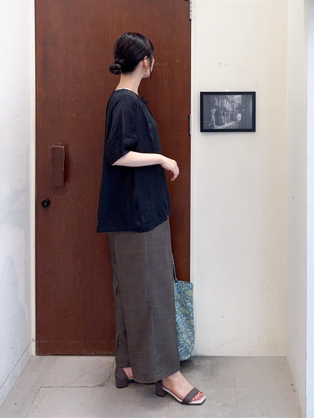 𝐇𝐢𝐫𝐨𝐦𝐢さんの「SHOO･LA･RUE｜【S-LL/洗濯後しわになりにくい】ゴールドパーツできれい見え 麻調タックワイドパンツ」を使ったコーディネート