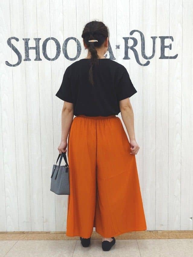 とろろさんの「SHOO･LA･RUE｜【S-LL/裏地ひんやり】スカート見えで上品に マットサテンスカーチョ」を使ったコーディネート