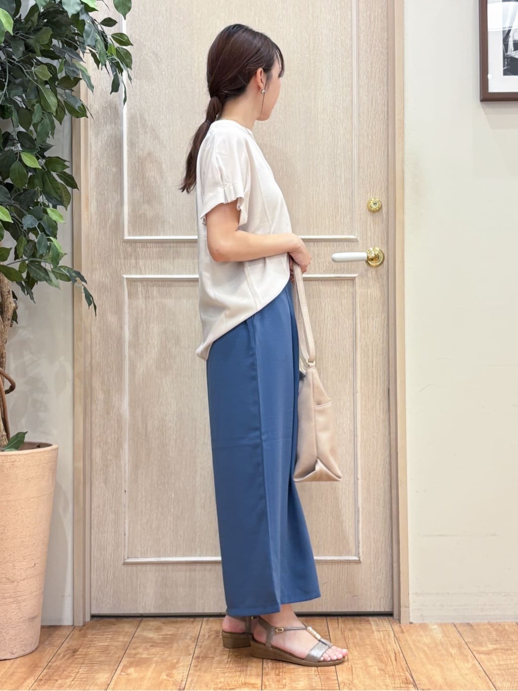 なみさんの「SHOO･LA･RUE｜【S-LL/セットアップ可/ひんやり】きちんと見えで上品 お袖タック スキッパーブラウス」を使ったコーディネート