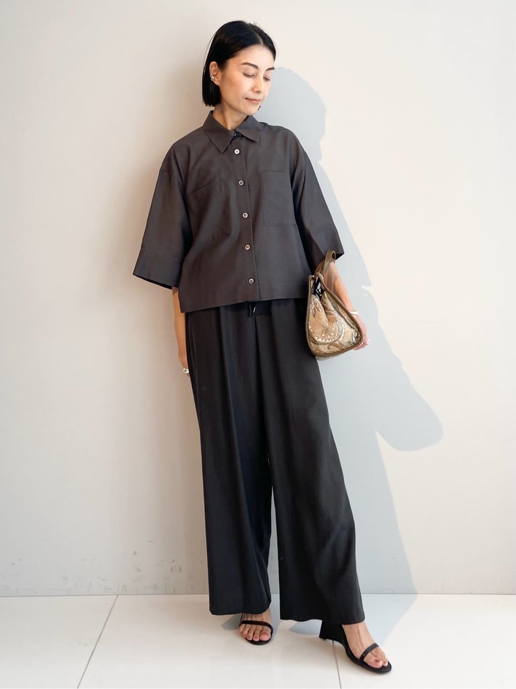 AYAさんの「UNTITLED｜【前開き/洗える】ショート丈シアーシャツ」を使ったコーディネート