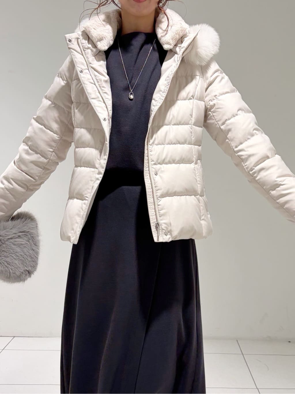shioriさんの「INDIVI｜【名品／撥水／抗菌防臭】ショート丈リサイクルダウンコート」を使ったコーディネート