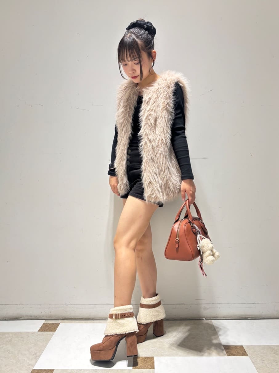 せらら⭐️さんの「ESPERANZA｜【ラク盛り／ショートブーツ】リピーター続出／脚長美脚 3WAYボアレースアップショートブーツ」を使ったコーディネート