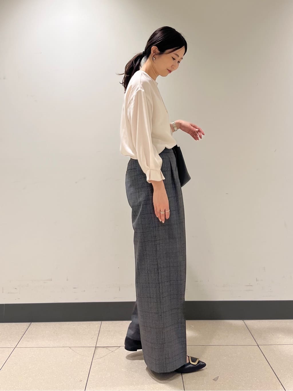 shokoさんの「INDIVI｜【セットアップ可能】スエード調サテンブラウス」を使ったコーディネート