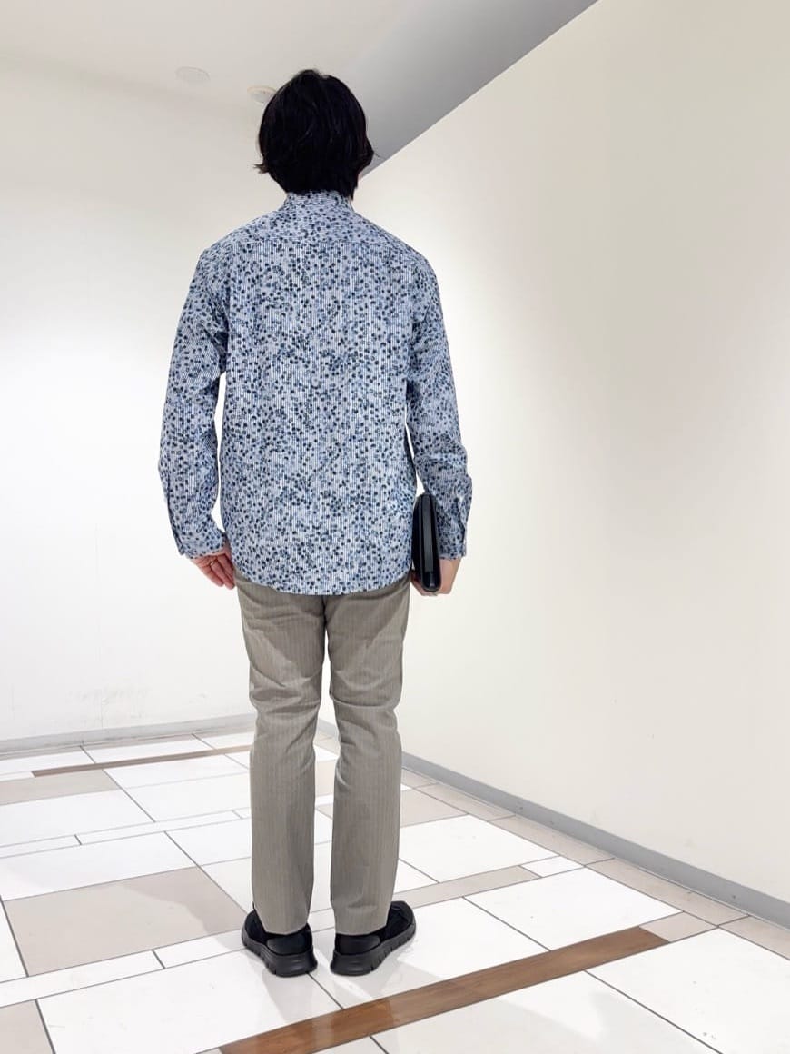 及川さんの「TAKEO KIKUCHI｜ストライプ小花 長袖シャツ」を使ったコーディネート