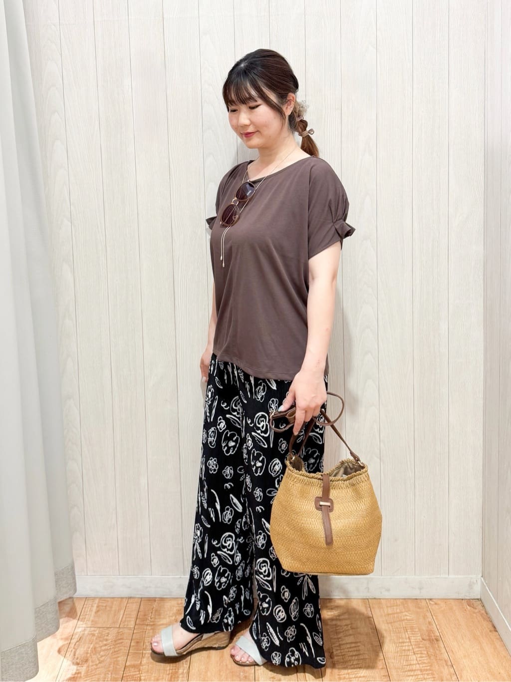 愛さんの「SHOO･LA･RUE｜【S-LL/UV/プチプラ】お袖タックで好印象 デザインTシャツ」を使ったコーディネート