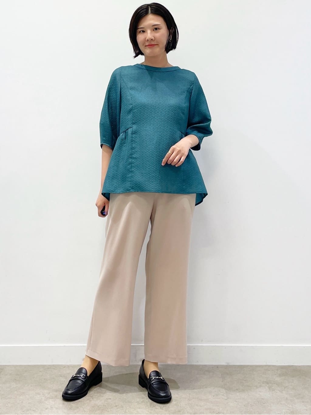 あやたかさんの「Reflect｜【すっきり見え！長め丈】ペプラムデザインシアーブラウス」を使ったコーディネート