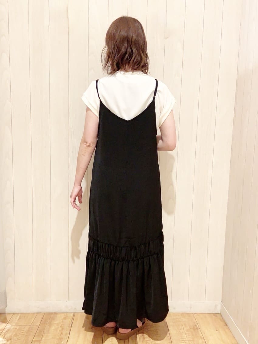 あいこさんの「SHOO･LA･RUE｜【ひんやり】シャーリングがアクセントに 大人のデザインキャミワンピース」を使ったコーディネート