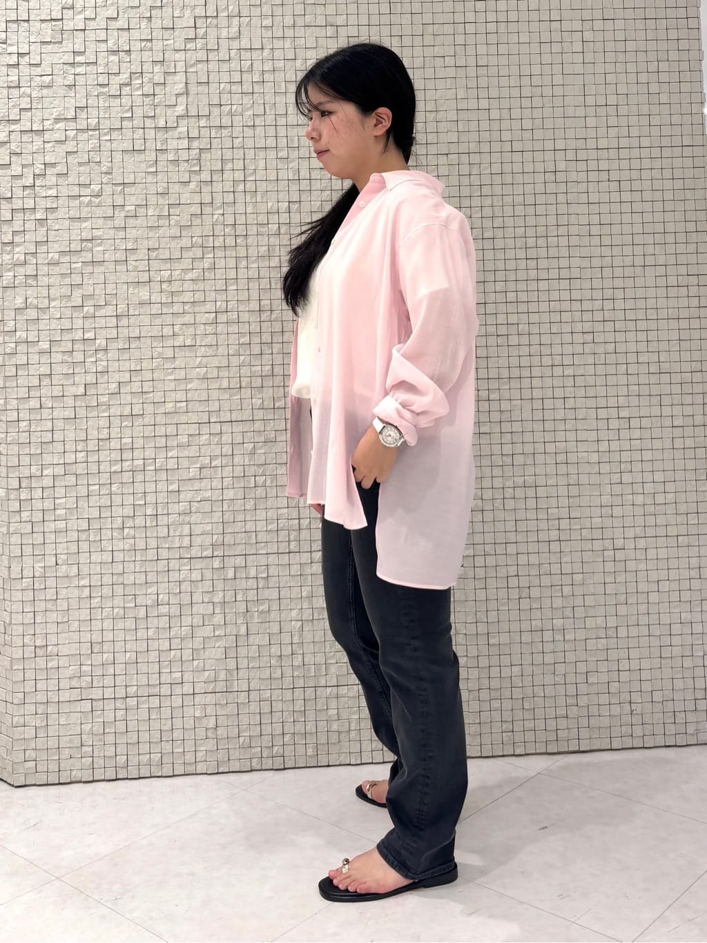 MEGUMIさんの「INDIVI｜【体型カバー／清涼感】シアーオーバーシャツ」を使ったコーディネート
