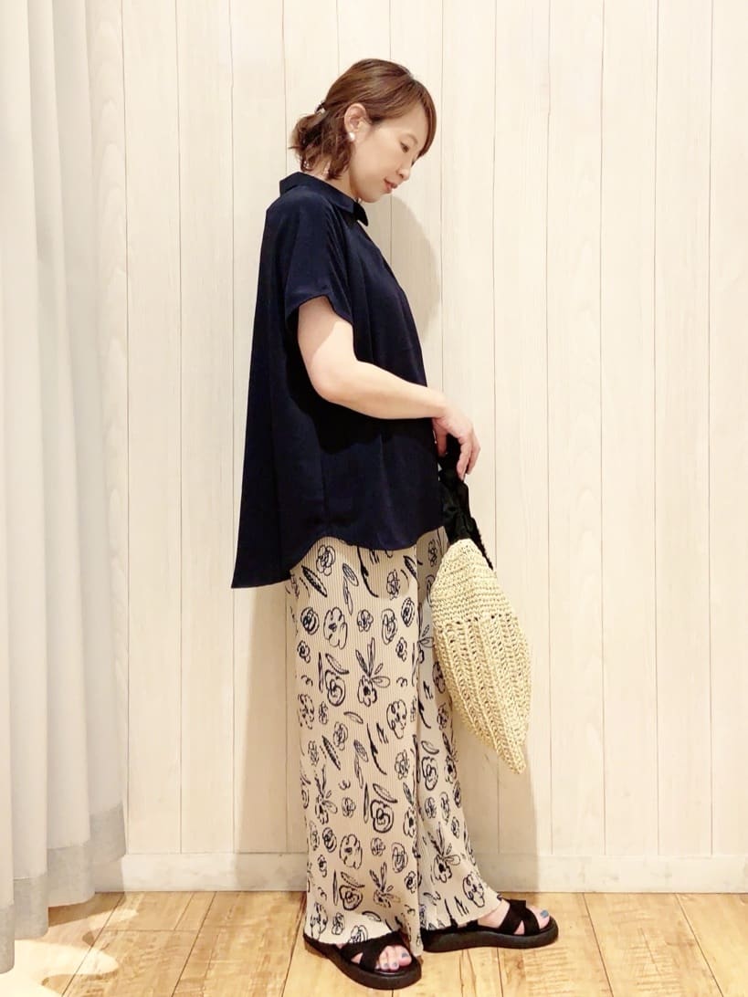 あいこさんの「SHOO･LA･RUE｜【洗える/S-LL/プチプラ】さらっとすっきりきれい見え スキッパーブラウス」を使ったコーディネート