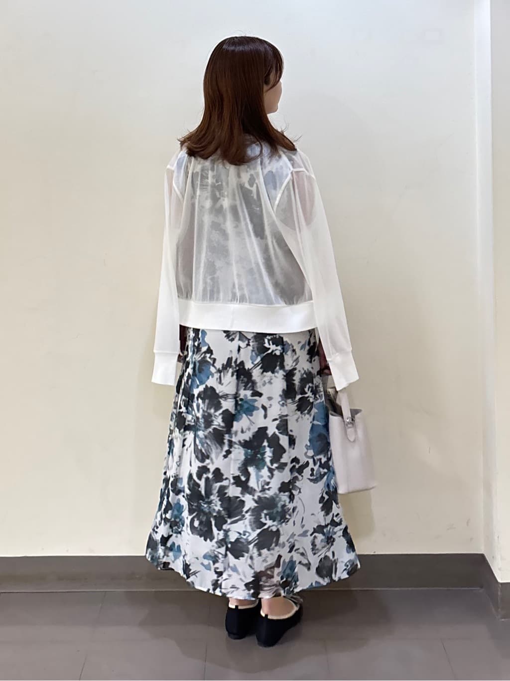 いくみさんの「UNTITLED｜【シアー/エレガント/花柄/夏ワンピ】ペイントフラワーワンピース」を使ったコーディネート
