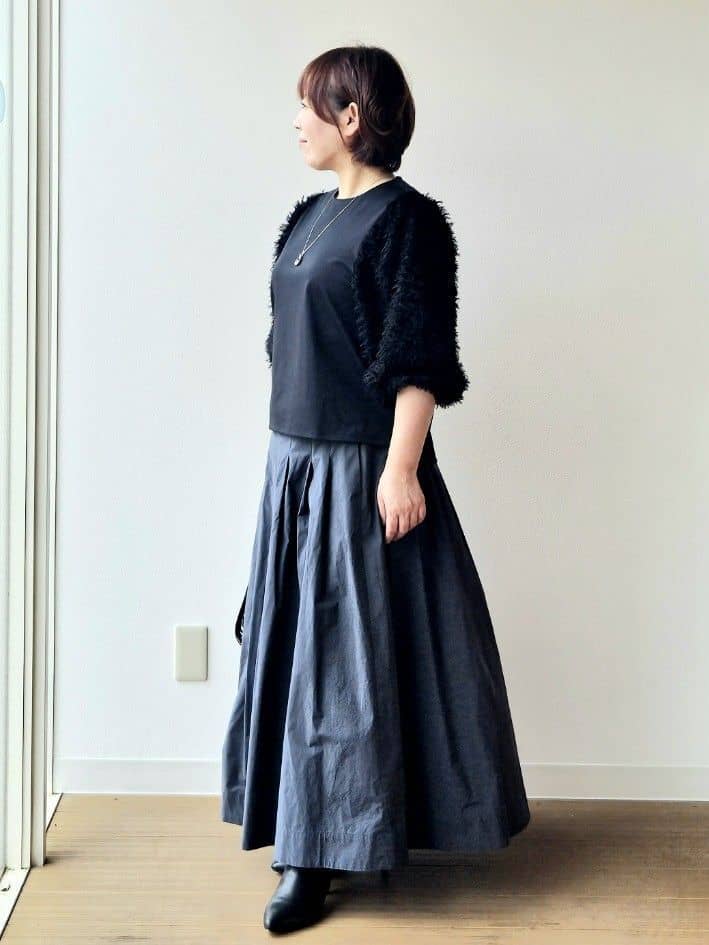 やじまさんの「UNTITLED｜【丸首/Tシャツ風/短丈】シャギースリーブ ポンチカットソー」を使ったコーディネート