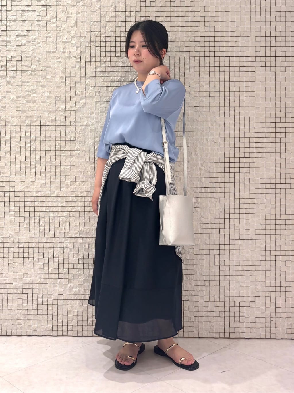 MEGUMIさんの「INDIVI｜パール調コインショートネックレス」を使ったコーディネート