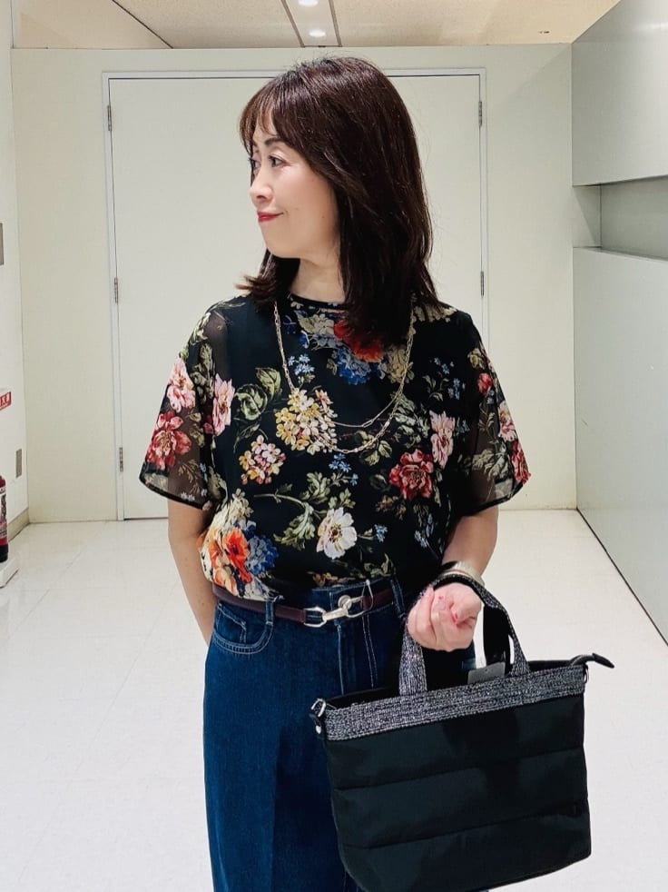 makiさんの「UNTITLED｜【セットアップ可/花柄エレガント】アンティークフラワー柄ブラウス」を使ったコーディネート