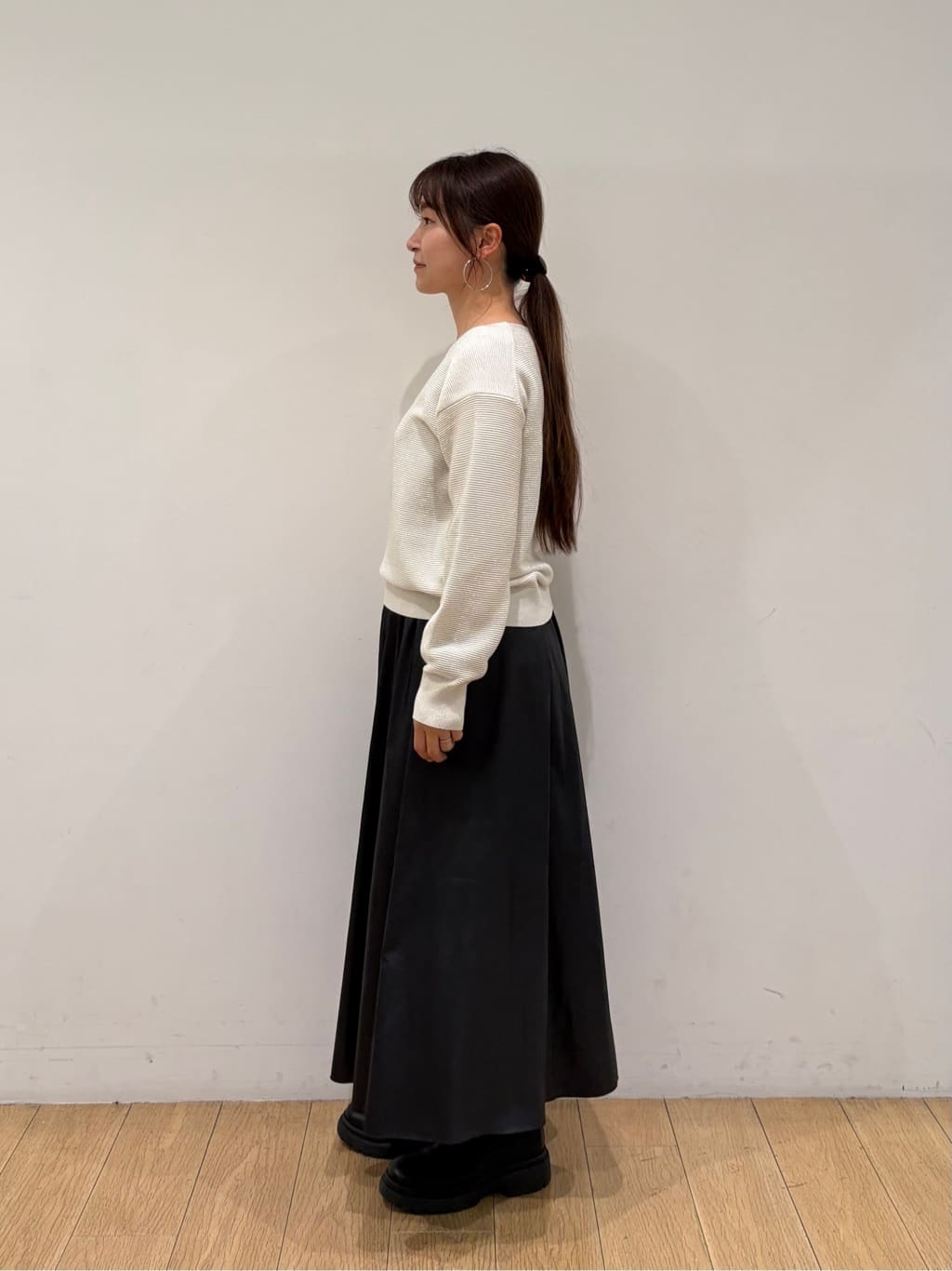 maiさんの「INDIVI｜【ウール混ラメ素材】Vネック煌めきニット」を使ったコーディネート
