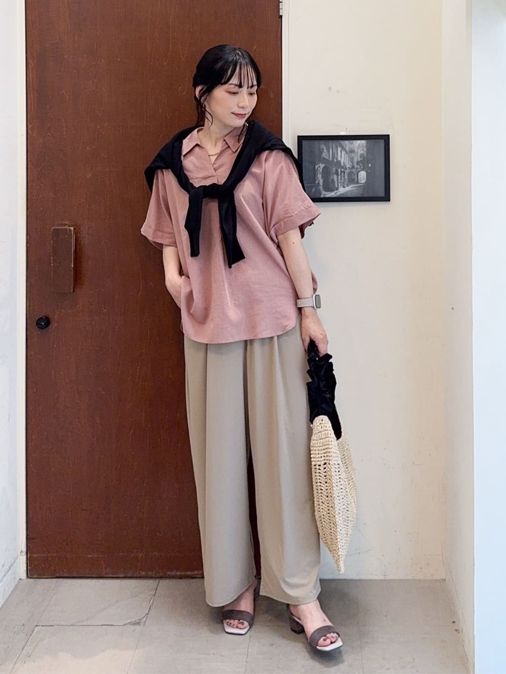 𝐇𝐢𝐫𝐨𝐦𝐢さんの「SHOO･LA･RUE｜【S-LL/UV/接触冷感/抗菌防臭】体型を自然にカバー フレンチリネンブレンド襟付ドルマンシャツ」を使ったコーディネート