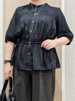 minさんの「grove｜【二の腕/体型カバー】メリハリシルエットが叶うシャーリングブラウス」を使ったコーディネート