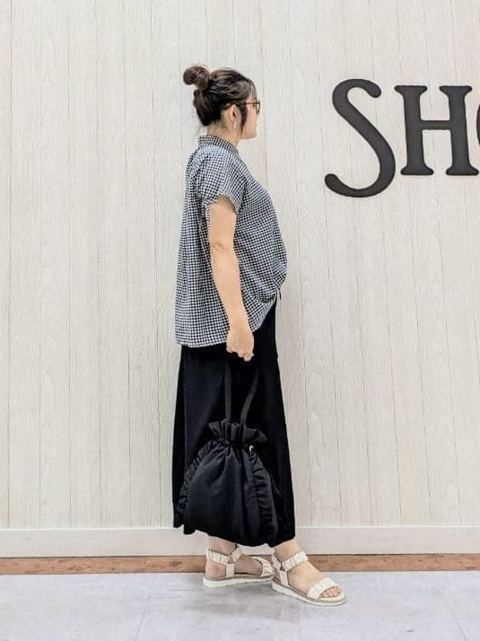さくみぃさんの「SHOO･LA･RUE｜◆【S-LL/ひんやり】後ろ姿も抜かりなく インせず着られる バックギャザーシャツ」を使ったコーディネート