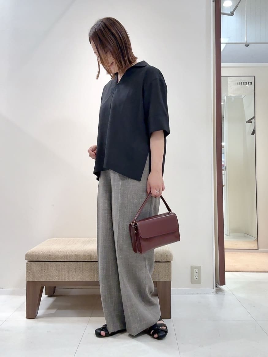 YUIさんの「UNTITLED｜【UVカット/接触冷感/吸水速乾/ゆったり】V開きネックシャツ」を使ったコーディネート