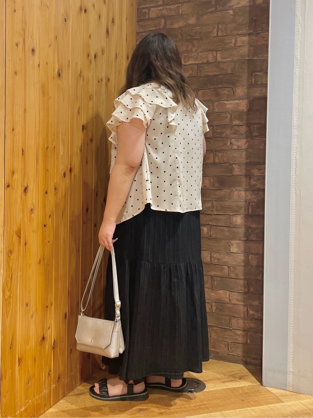 Risaさんの「SHOO･LA･RUE｜【S-LL】後ろ姿も抜かりなく 1枚でサマ見え ティアードワンピース」を使ったコーディネート