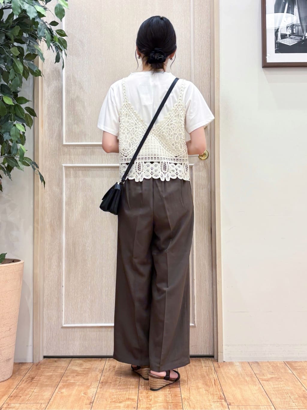 なみさんの「SHOO･LA･RUE｜【2点セット/ひんやり】レースビスチェ＋Tシャツ」を使ったコーディネート