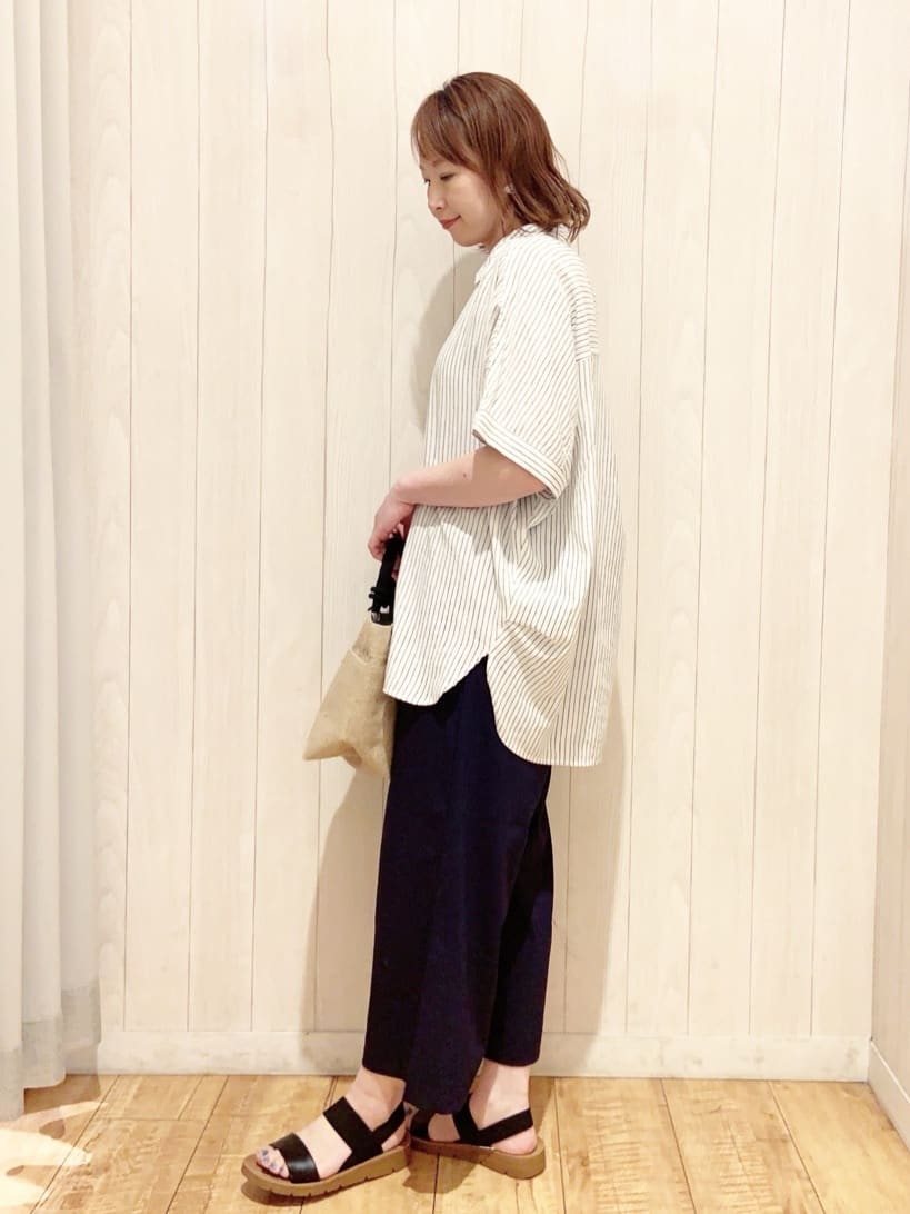 あいこさんの「SHOO･LA･RUE｜【S-LL/UV/接触冷感/抗菌防臭】体型を自然にカバー フレンチリネンブレンド襟付ドルマンシャツ」を使ったコーディネート