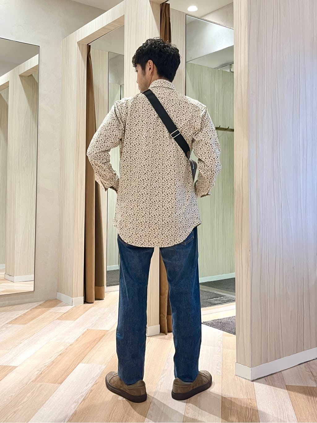 URAさんの「TAKEO KIKUCHI｜クールマックス 鹿の子 フラワープリントシャツ」を使ったコーディネート