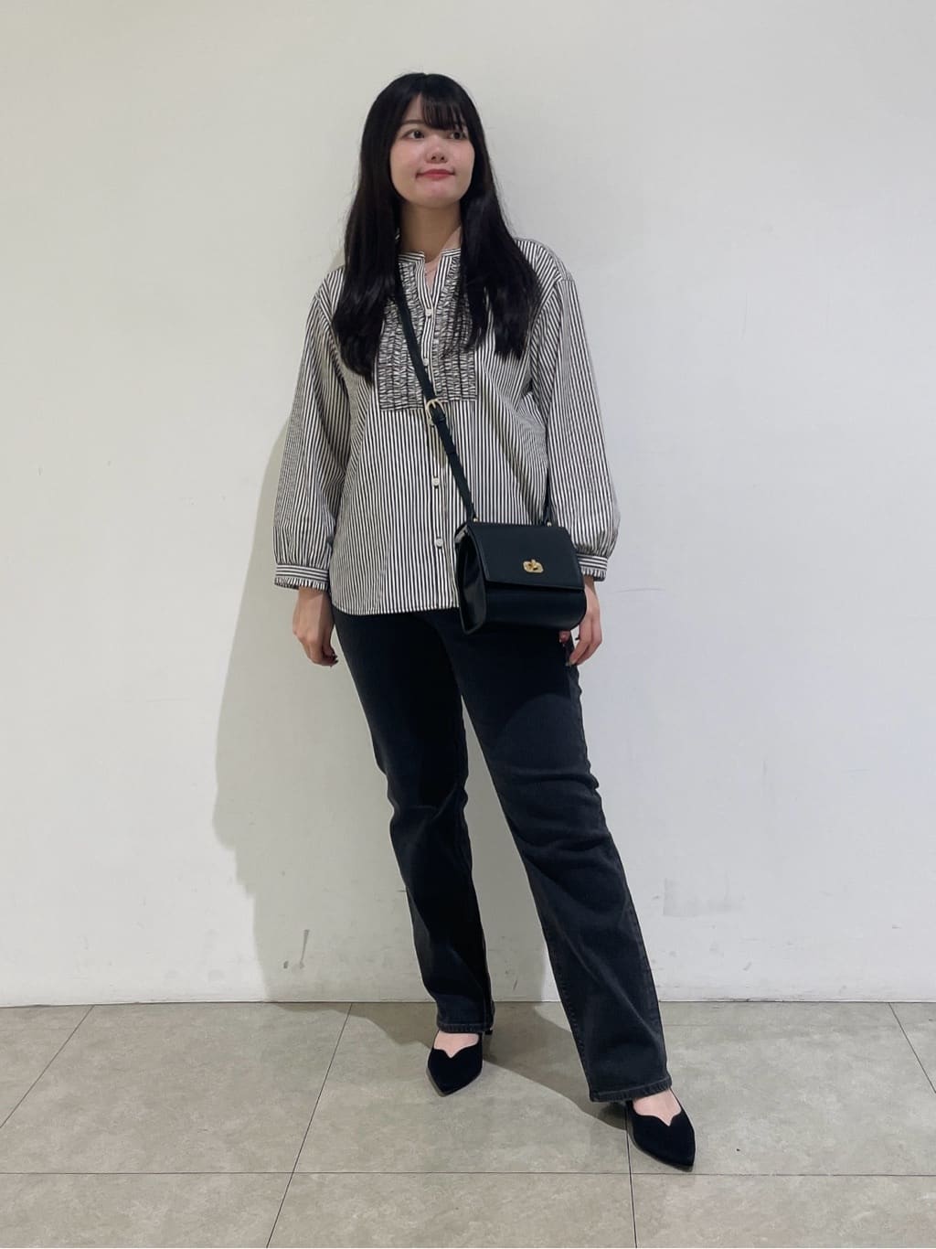 emikaさんの「INDIVI｜【洗える】胸元タックフリル長袖ブラウス」を使ったコーディネート