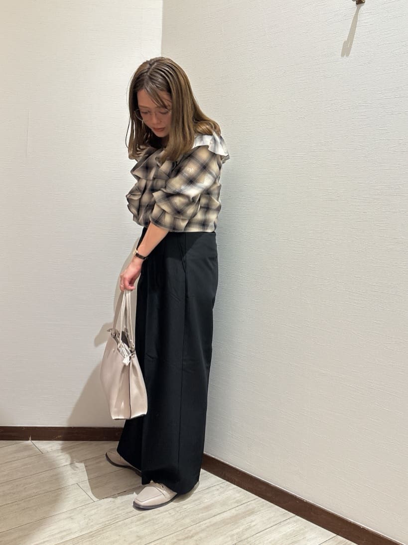 Chinaさんの「SHOO･LA･RUE｜【S-LL】1枚で華やか チェック柄フリルブラウス」を使ったコーディネート