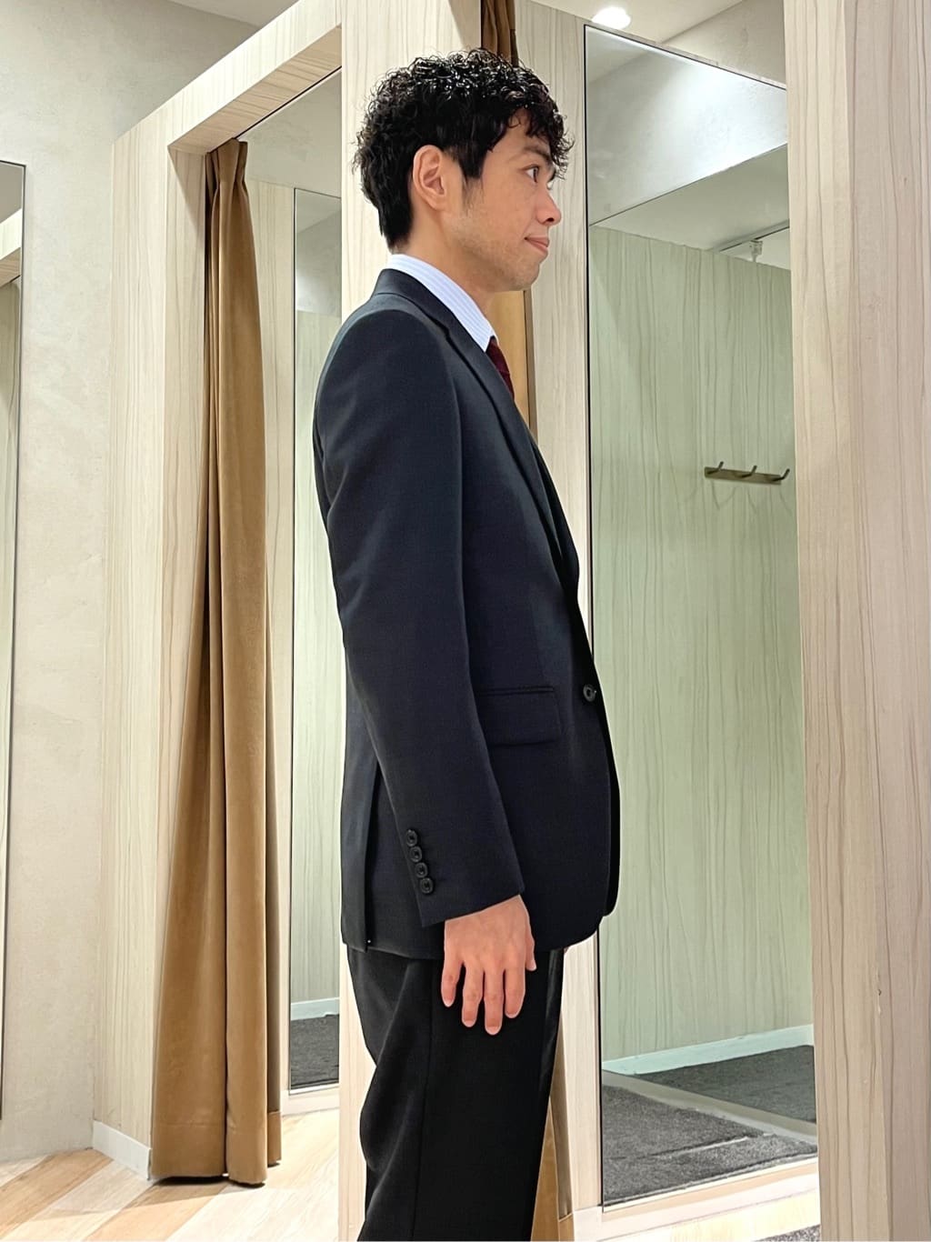 URAさんの「TAKEO KIKUCHI｜【Three by Three】シャイニーシャークピンヘッド スーツ/3ピース対応可」を使ったコーディネート