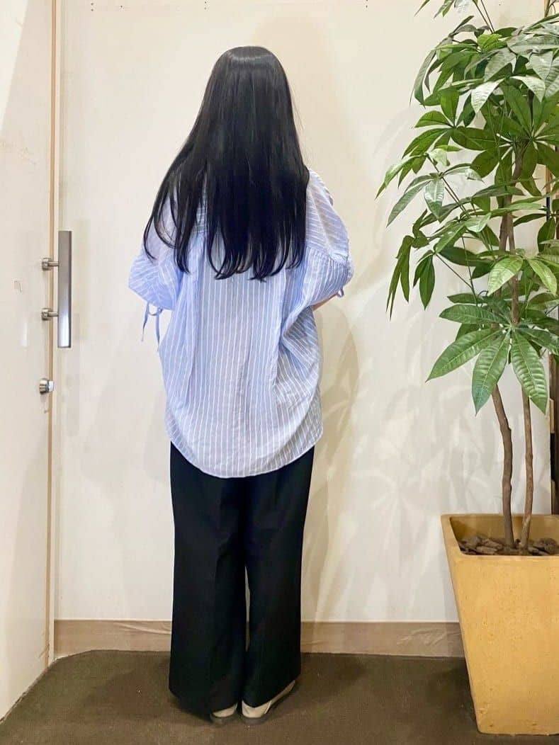 AYUMIさんの「SHOO･LA･RUE｜【S-LL】程よい透け感 ストライプ柄 お袖ギャザーデザインシャツ」を使ったコーディネート