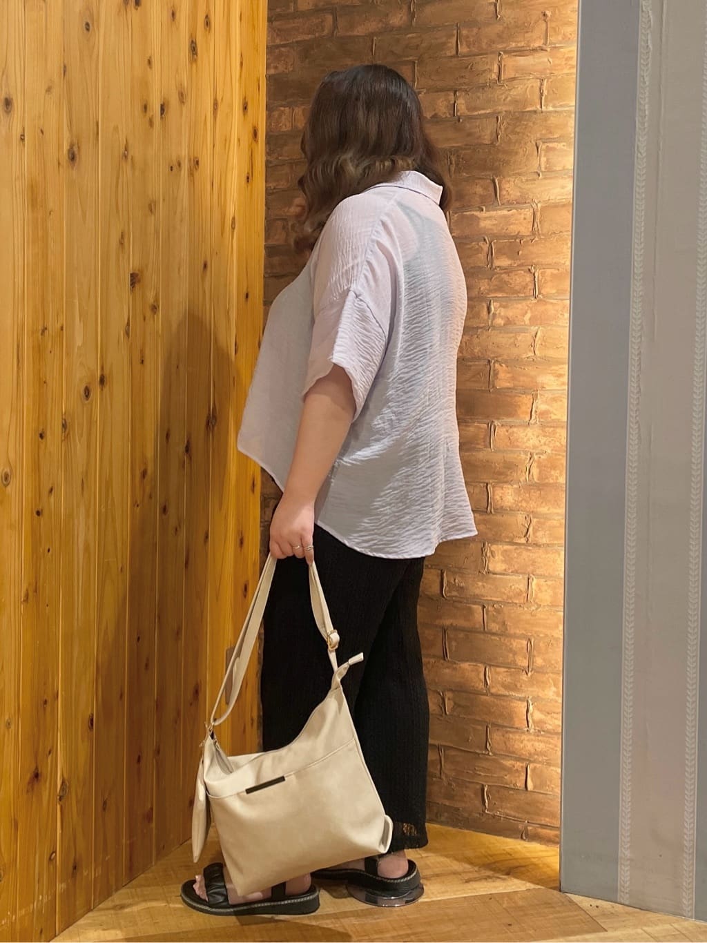 Risaさんの「SHOO･LA･RUE｜ゆるっと感がこなれ見え ワッシャーシアー半袖シャツ」を使ったコーディネート