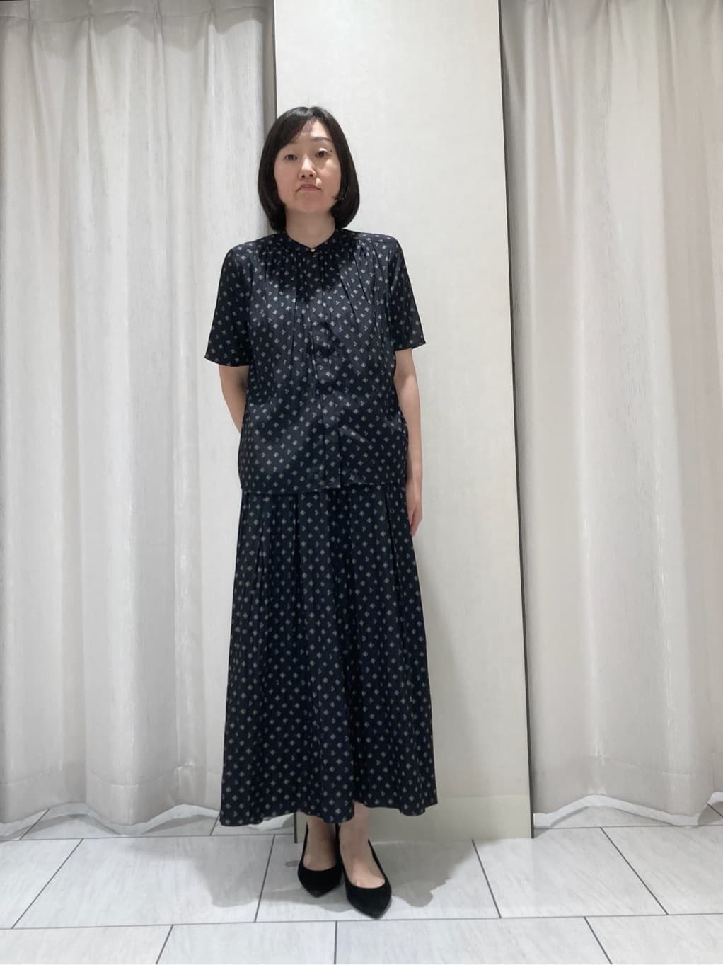 わたなべさんの「UNTITLED｜【セットアップ可/リラクシー/通勤】スクエアジオメ柄ブラウス」を使ったコーディネート