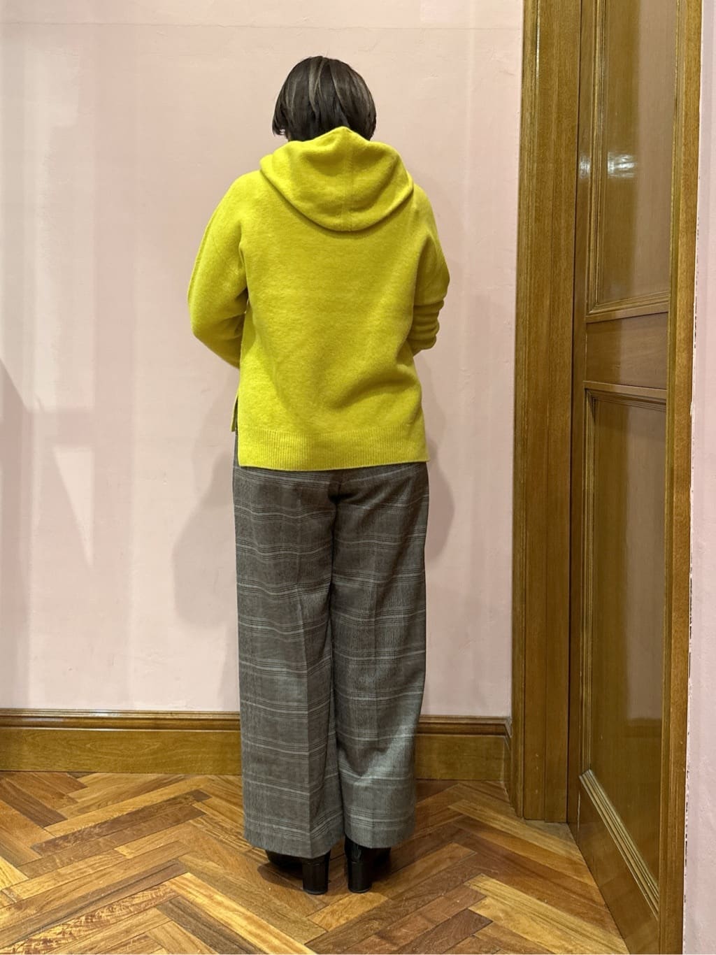 komatsuさんの「DRESSTERIOR｜カシミヤブレンドフードニット」を使ったコーディネート