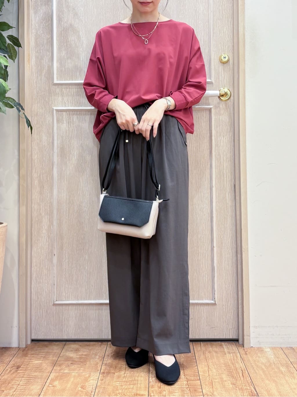 なみさんの「SHOO･LA･RUE｜【高レビュー/洗濯後しわになりにくい】1枚でサマ見え 8分袖ドルマンブラウス」を使ったコーディネート