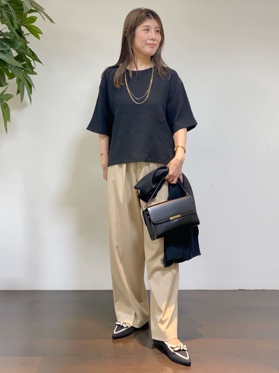 tomoさんの「UNTITLED｜【洗える/はっ水/後ろウエストゴム】ストレッチ2タックワイドパンツ」を使ったコーディネート