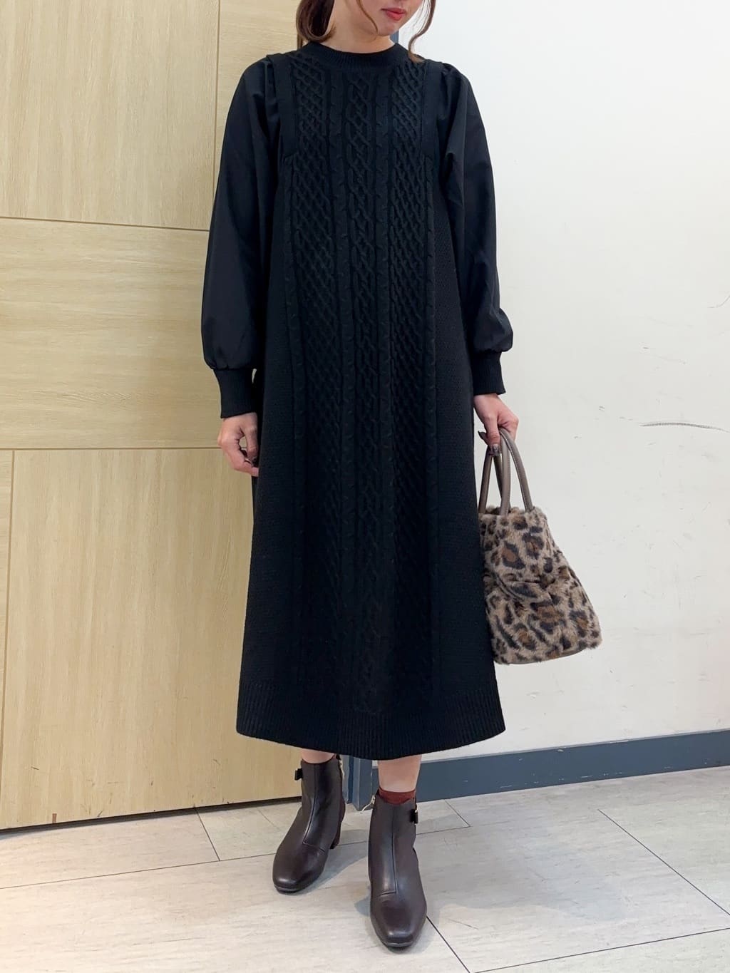 nanaさんの「grove｜一枚で華やぐ、袖布帛ケーブルニットワンピース」を使ったコーディネート
