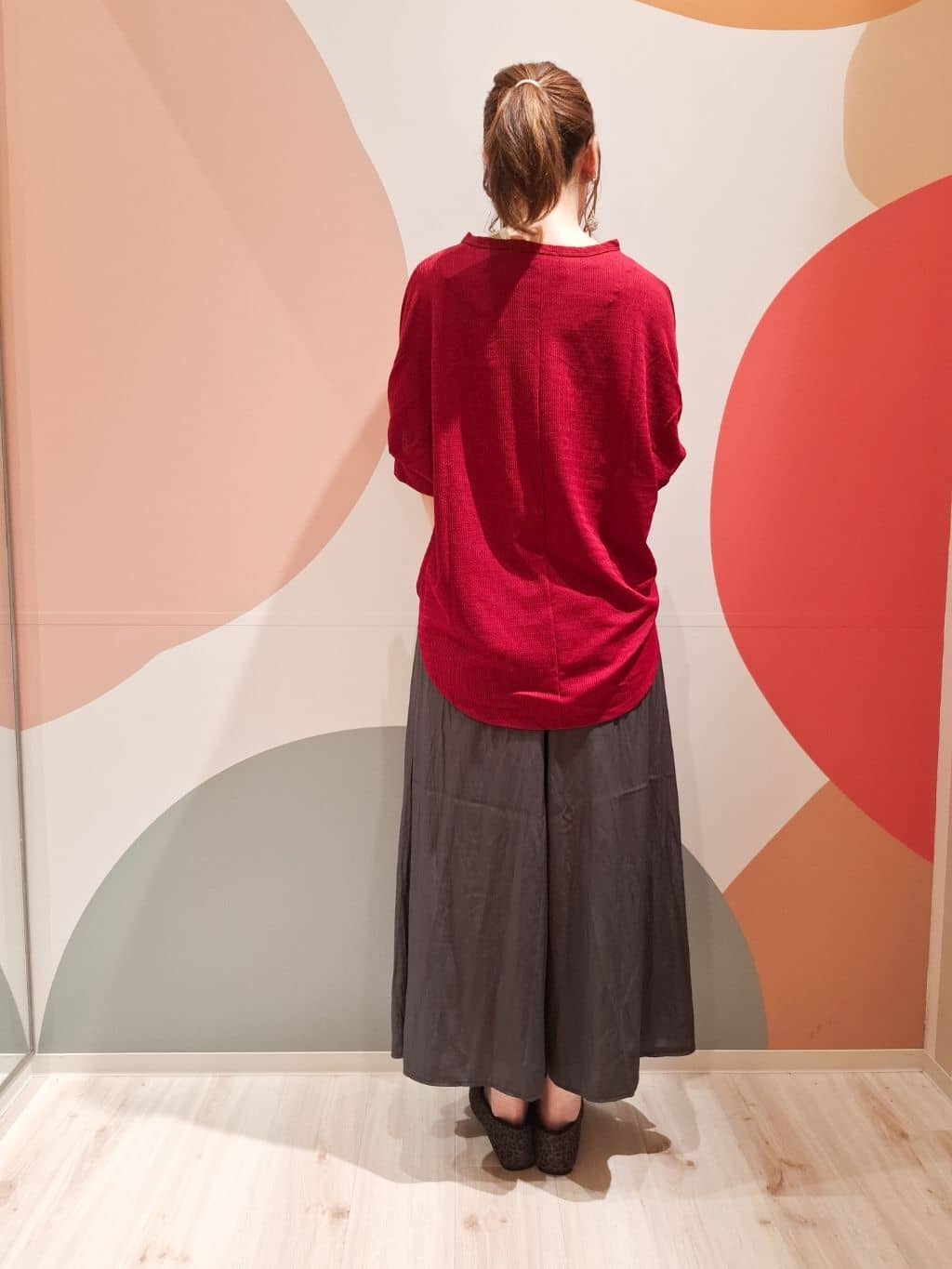 次女さんの「SHOO･LA･RUE｜【洗える】お袖のタックがアクセント インせず着られる さらさらドルマントップス」を使ったコーディネート