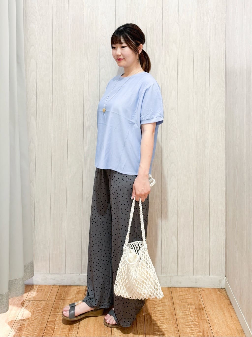 愛さんの「SHOO･LA･RUE｜【ひんやり/洗濯後しわになりにくい】リブ切り替えドルマンブラウス」を使ったコーディネート