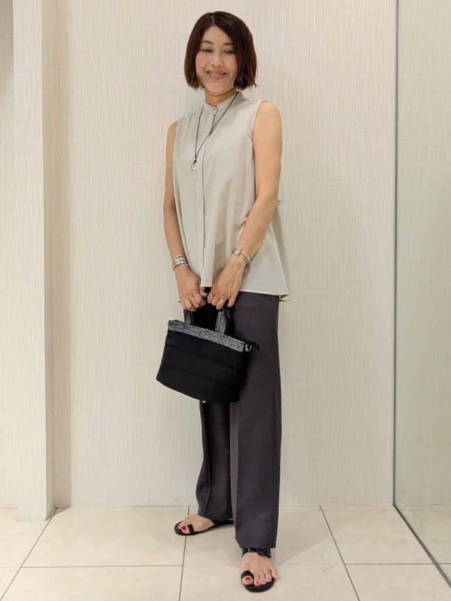 u-macoさんの「UNTITLED｜【接触冷感/吸水速乾】フレアバックシャンブラウス」を使ったコーディネート