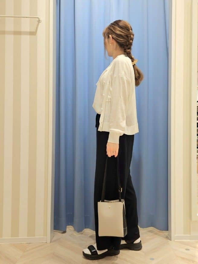 Ikumiさんの「SHOO･LA･RUE｜◆【高レビュー】スポーティで上品 大人のためのテープスポサン」を使ったコーディネート