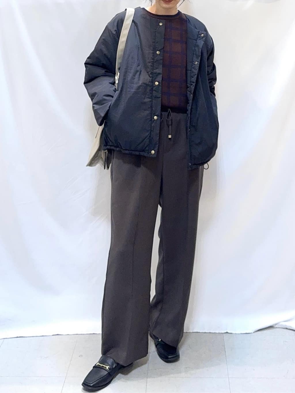 𝐇𝐢𝐫𝐨𝐦𝐢さんの「SHOO･LA･RUE｜【洗濯機可/撥水/リバーシブル】 ノーカラー中綿ブルゾン」を使ったコーディネート