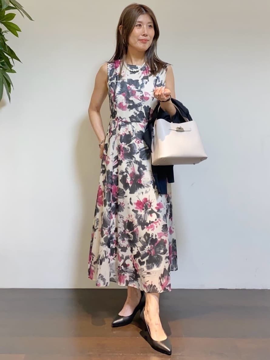 tomoさんの「UNTITLED｜【シアー/エレガント/花柄/夏ワンピ】ペイントフラワーワンピース」を使ったコーディネート