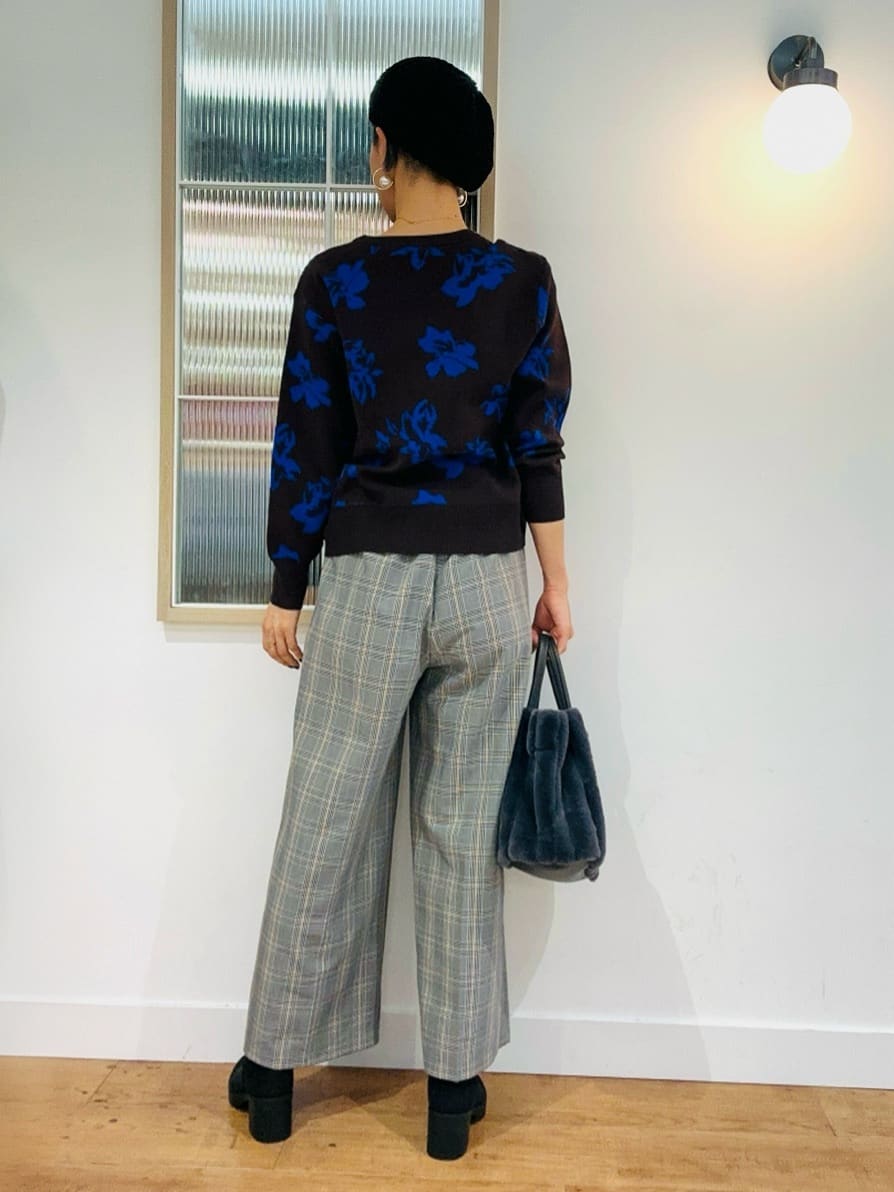 えまんさんの「SHOO･LA･RUE｜【洗濯機可/毛玉レス】大人世代も取り入れやすい スウェットライク アソートニット」を使ったコーディネート