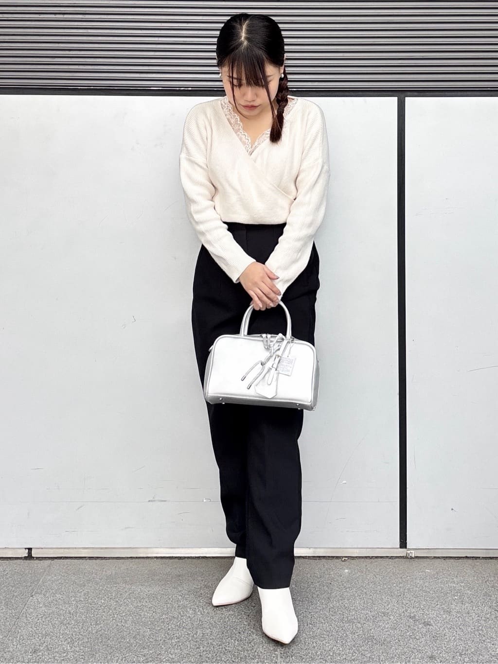 まっきーさんの「ESPERANZA｜ジュエルヒールショートブーツ」を使ったコーディネート