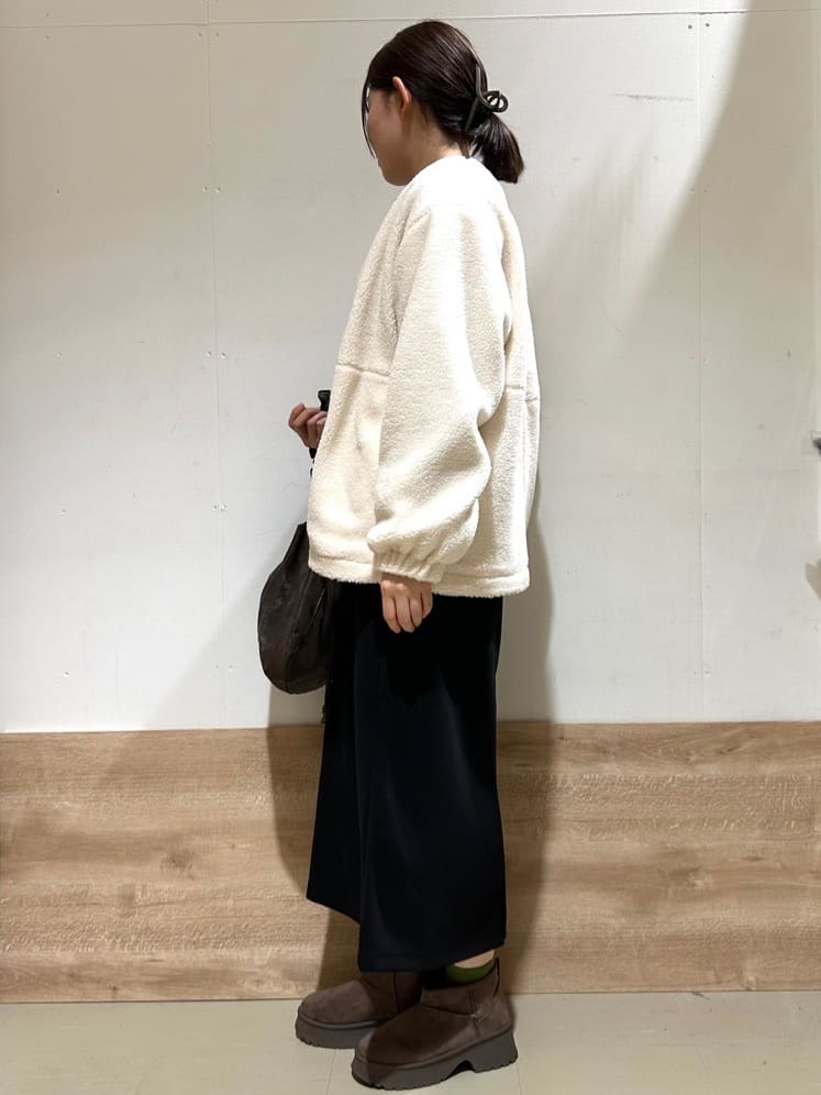 花さんの「SHOO･LA･RUE｜【洗濯機可/ちくちくしにくい】大人のための スウェットライク刺繍ロゴニット」を使ったコーディネート