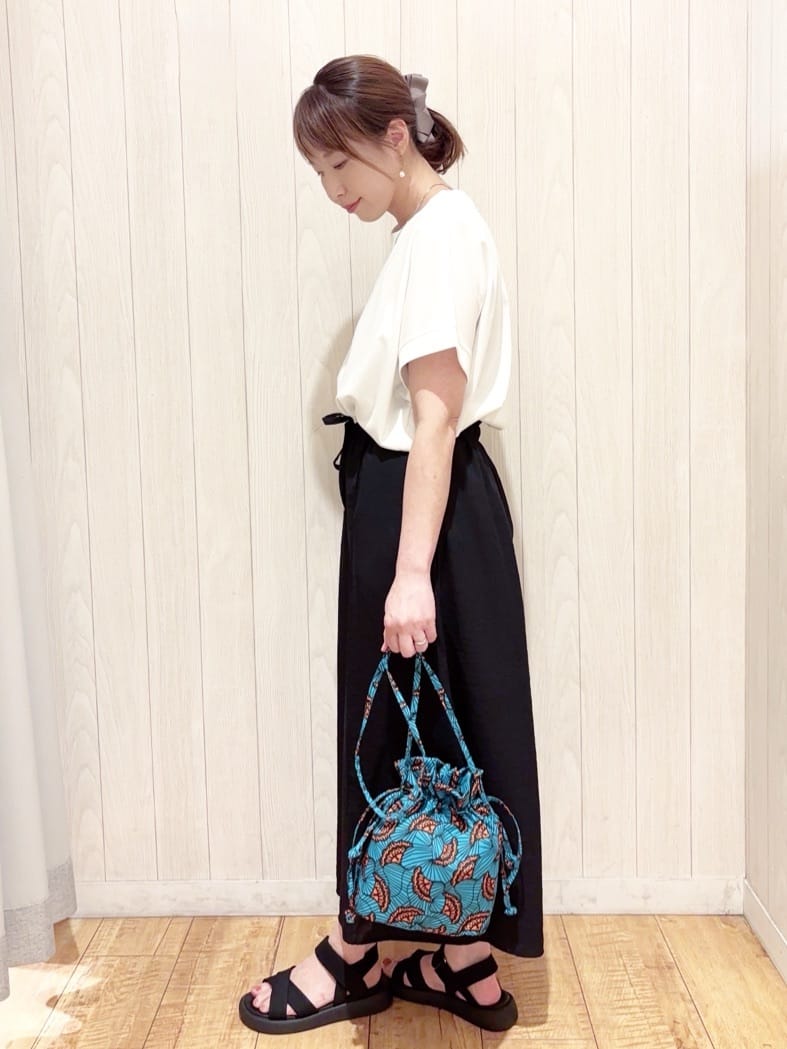 あいこさんの「SHOO･LA･RUE｜【S-LL/汗ジミ軽減/ひんやり/UV】体型カバーに タック入りドルマントップス」を使ったコーディネート