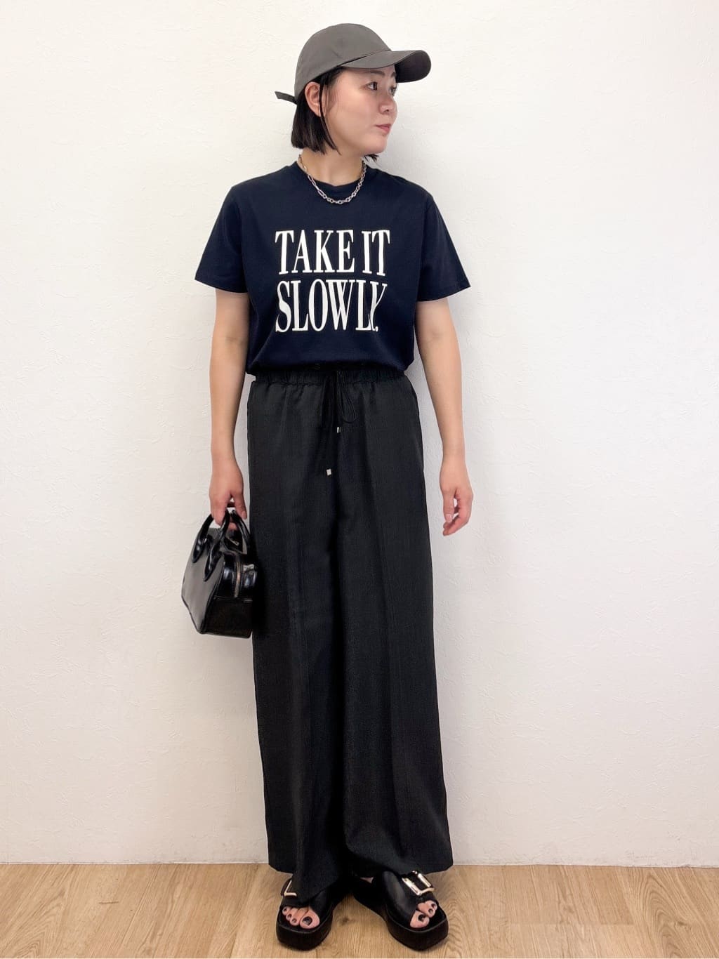 Takeさんの「OPAQUE.CLIP｜ロゴプリントTシャツ【洗濯機洗い可】」を使ったコーディネート